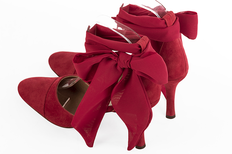 Chaussure femme à brides : Chaussure côtés ouverts foulard cheville couleur rouge carmin. Bout rond. Talon haut fin. Vue arrière - Florence KOOIJMAN