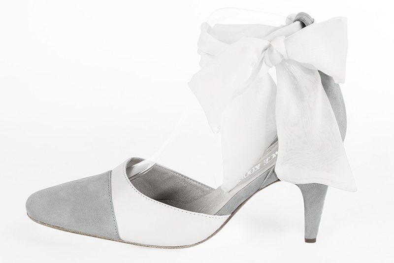 Chaussures habillées, élégantes et raffinées, ouvertes sur les côtés, avec un foulard autour de la cheville, coloris gris perle et blanc pur. Bout rond. Haut. Talon fin. Cérémonie, soirée, cocktail, évènementiel. Personnalisation : Choix des cuirs, 
                des couleurs et des talons. Petites et grandes pointures. - Florence KOOIJMAN