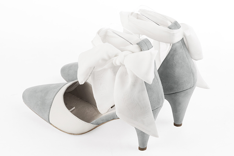 Chaussure femme à brides : Chaussure côtés ouverts foulard cheville couleur gris perle et blanc pur. Bout rond. Talon haut fin. Vue arrière - Florence KOOIJMAN