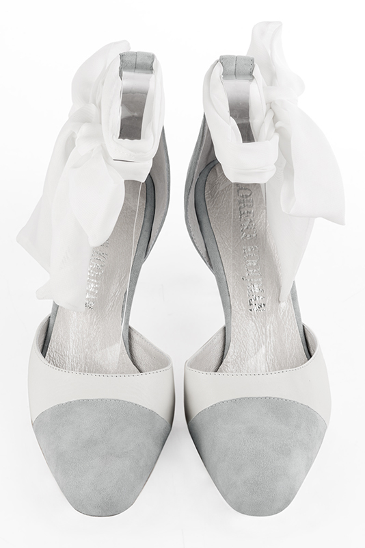 Chaussure femme à brides : Chaussure côtés ouverts foulard cheville couleur gris perle et blanc pur. Bout rond. Talon haut fin. Vue du dessus - Florence KOOIJMAN