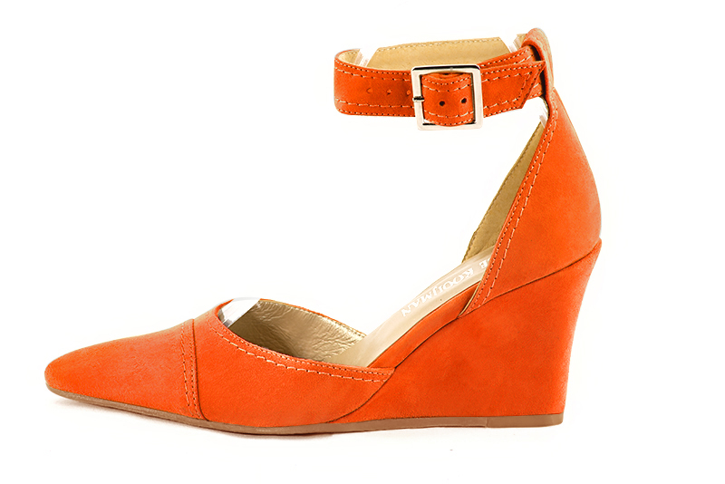 Chaussure femme à brides : Chaussure côtés ouverts bride cheville couleur orange clémentine. Bout effilé. Talon haut compensé. Vue de profil - Florence KOOIJMAN