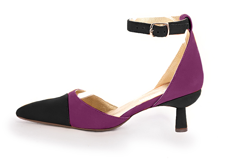 Chaussure femme à brides : Chaussure côtés ouverts bride cheville couleur noir mat et violet myrtille. Bout effilé. Talon mi-haut bobine. Vue de profil - Florence KOOIJMAN