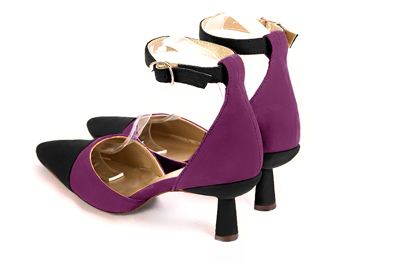 Chaussure femme à brides : Chaussure côtés ouverts bride cheville couleur noir mat et violet myrtille. Bout effilé. Talon mi-haut bobine. Vue arrière - Florence KOOIJMAN
