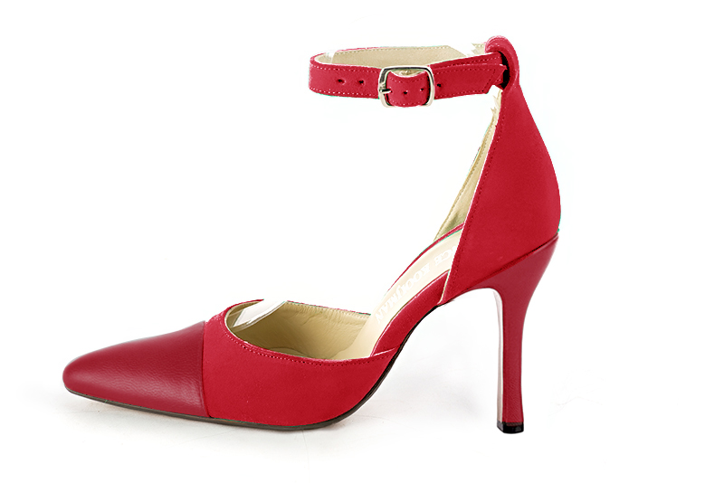Chaussure femme à brides : Chaussure côtés ouverts bride cheville couleur rouge carmin. Bout effilé. Talon très haut bobine. Vue de profil - Florence KOOIJMAN