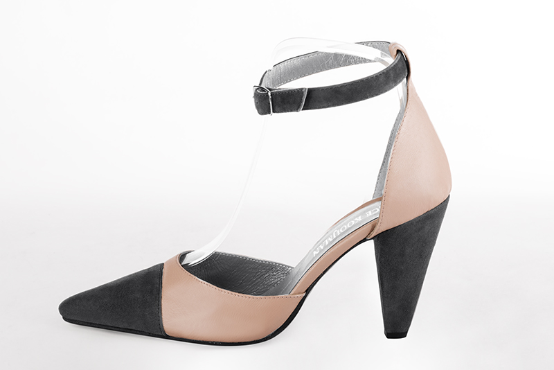 Chaussures habillées, élégantes et raffinées, ouvertes sur les côtés, avec une bride autour de la cheville, coloris gris acier et rose poudré. Bout effilé. Très haut. Talon conique. Cérémonie, soirée, cocktail, évènementiel. Personnalisation : Choix des cuirs, 
                des couleurs et des talons. Petites et grandes pointures. - Florence KOOIJMAN