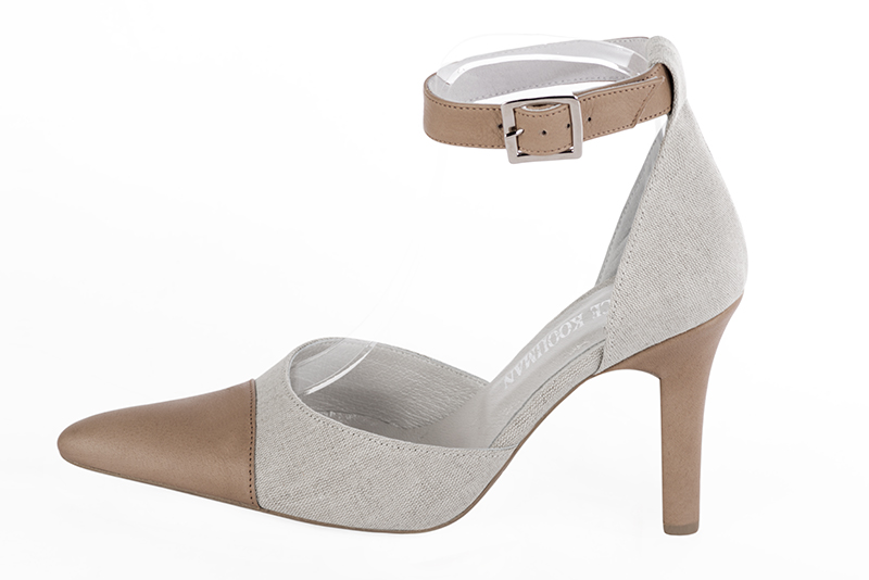 Chaussures habillées, élégantes et raffinées, ouvertes sur les côtés, avec une bride autour de la cheville, coloris beige sahara. Bout effilé. Très haut. Talon trotteur. Cérémonie, soirée, cocktail, évènementiel. Personnalisation : Choix des cuirs, 
                des couleurs et des talons. Petites et grandes pointures. - Florence KOOIJMAN