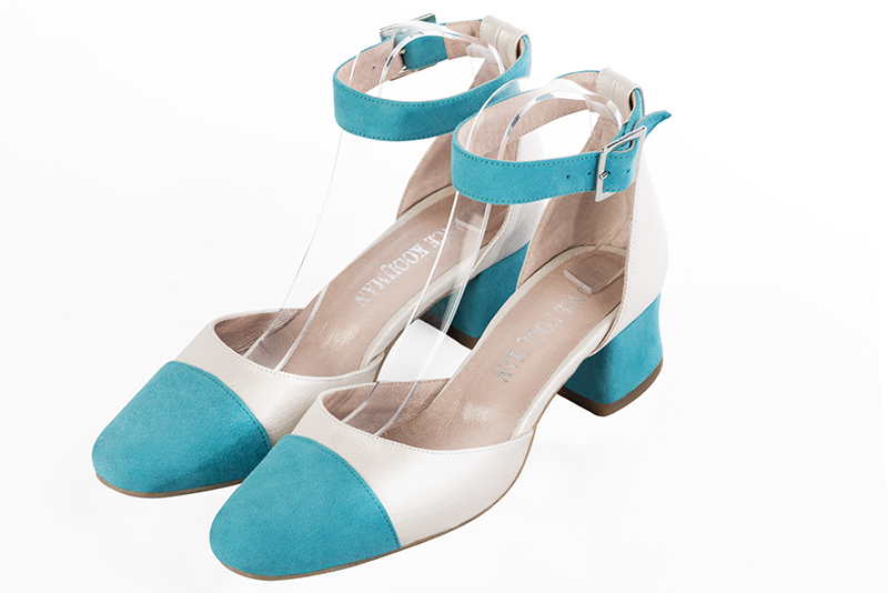 Chaussure femme à brides : Chaussure côtés ouverts bride cheville couleur bleu turquoise et blanc cassé. Bout rond. Petit talon évasé Vue avant - Florence KOOIJMAN