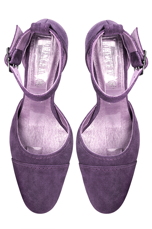 Chaussure femme à brides : Chaussure côtés ouverts bride cheville couleur violet améthyste. Bout rond. Talon mi-haut bottier. Vue du dessus - Florence KOOIJMAN