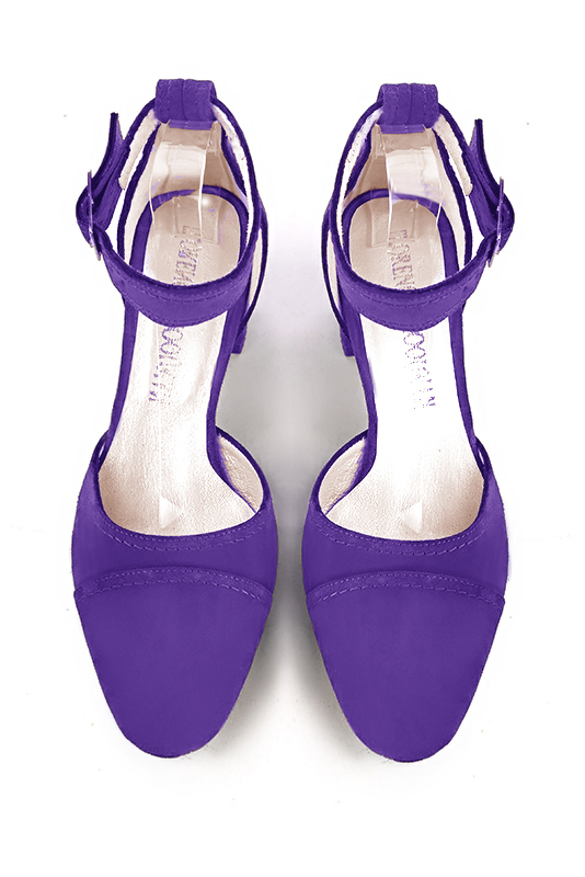 Chaussure femme à brides : Chaussure côtés ouverts bride cheville couleur violet outremer. Bout rond. Talon mi-haut évasé. Vue du dessus - Florence KOOIJMAN