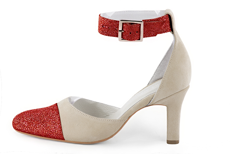 Chaussure femme à brides : Chaussure côtés ouverts bride cheville couleur rouge coquelicot et blanc ivoire. Bout rond. Talon haut trotteur. Vue de profil - Florence KOOIJMAN