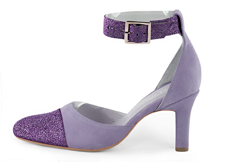 Chaussure femme à brides : Chaussure côtés ouverts bride cheville couleur violet améthyste. Bout rond. Talon haut trotteur. Vue de profil - Florence KOOIJMAN
