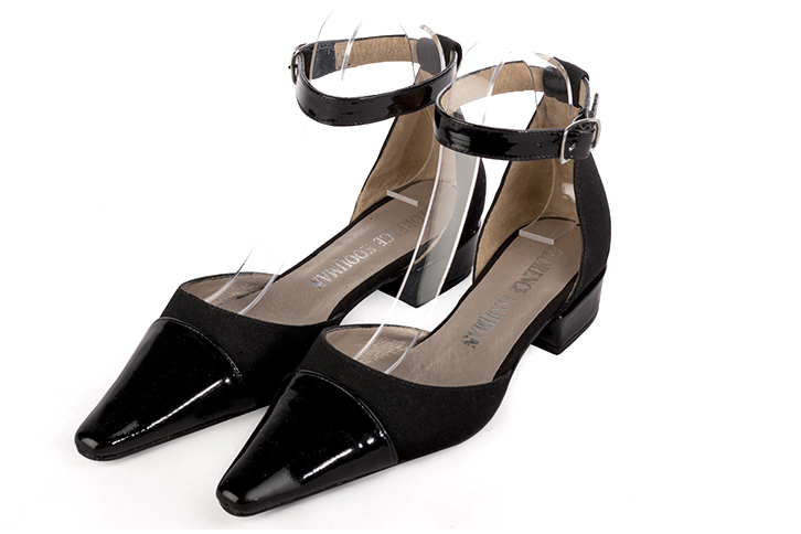 Chaussure femme à brides : Chaussure côtés ouverts bride cheville couleur noir brillant. Bout effilé. Petit talon bottier Vue avant - Florence KOOIJMAN