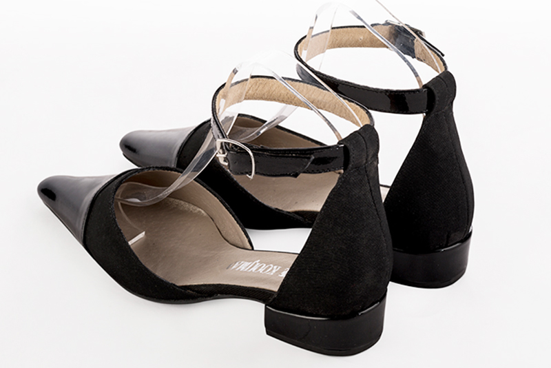 Chaussure femme à brides : Chaussure côtés ouverts bride cheville couleur noir brillant. Bout effilé. Petit talon bottier. Vue arrière - Florence KOOIJMAN