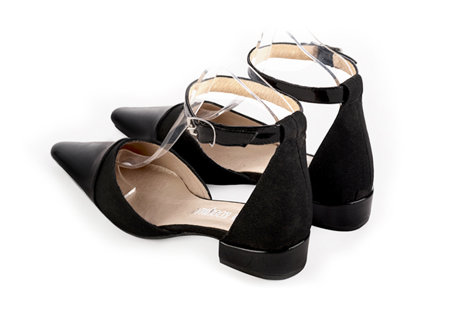 Chaussures bride cheville femme ouvertes sur les côtés noir brillant et noir mat. Bout effilé. Talon bottier de 3.5 cm - Vue arrière