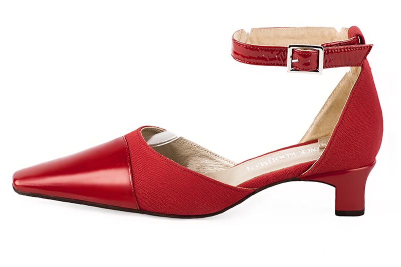 Chaussure femme à brides : Chaussure côtés ouverts bride cheville couleur rouge coquelicot. Bout effilé. Petit talon trotteur. Vue de profil - Florence KOOIJMAN