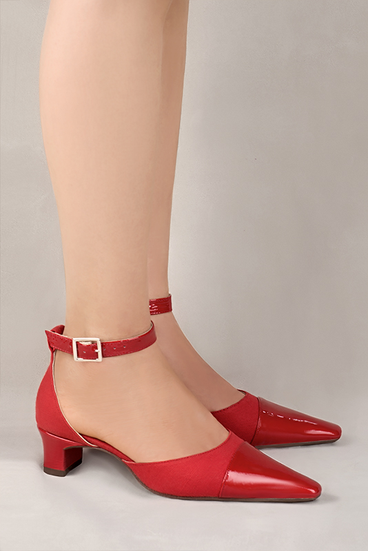 Chaussure femme à brides : Chaussure côtés ouverts bride cheville couleur rouge coquelicot. Bout effilé. Petit talon trotteur. Vue porté - Florence KOOIJMAN