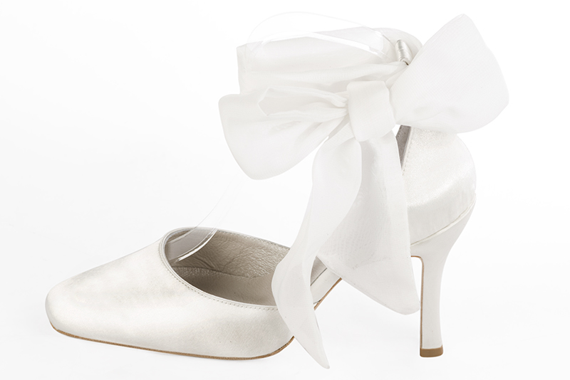 Chaussure femme à brides : Chaussure côtés ouverts foulard cheville couleur blanc pur. Bout carré. Talon très haut bobine. Vue de profil - Florence KOOIJMAN
