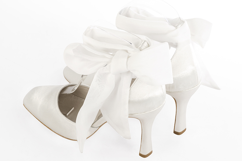 Chaussure femme à brides : Chaussure côtés ouverts foulard cheville couleur blanc pur. Bout carré. Talon très haut bobine. Vue arrière - Florence KOOIJMAN