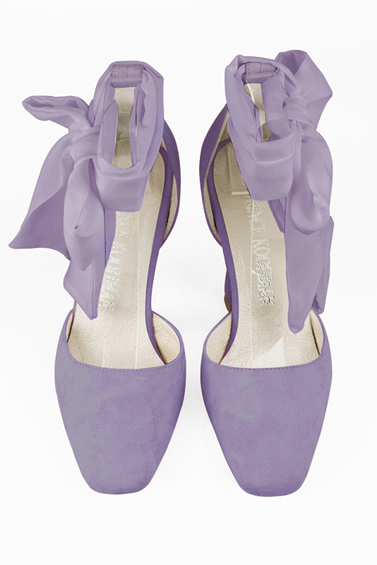 Chaussure femme à brides : Chaussure côtés ouverts foulard cheville couleur violet parme. Bout carré. Talon très haut bobine. Vue du dessus - Florence KOOIJMAN