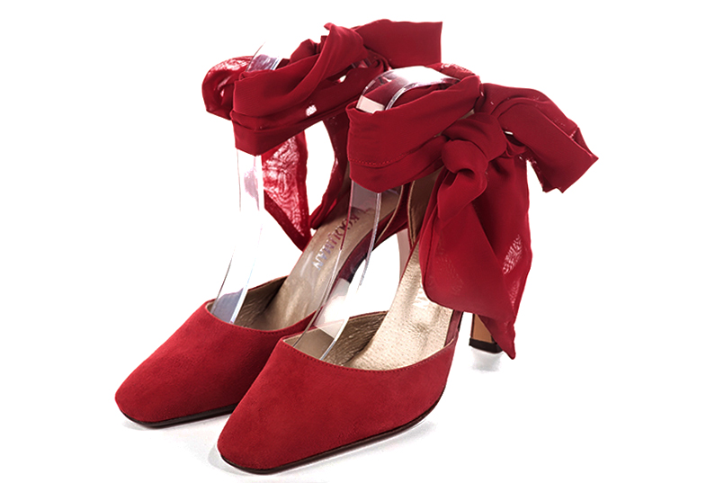 Chaussure femme à brides : Chaussure côtés ouverts foulard cheville couleur rouge carmin. Bout carré. Talon très haut bobine Vue avant - Florence KOOIJMAN