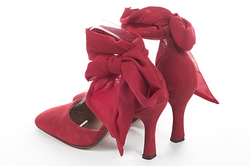 Chaussure femme à brides : Chaussure côtés ouverts foulard cheville couleur rouge carmin. Bout carré. Talon très haut bobine. Vue arrière - Florence KOOIJMAN