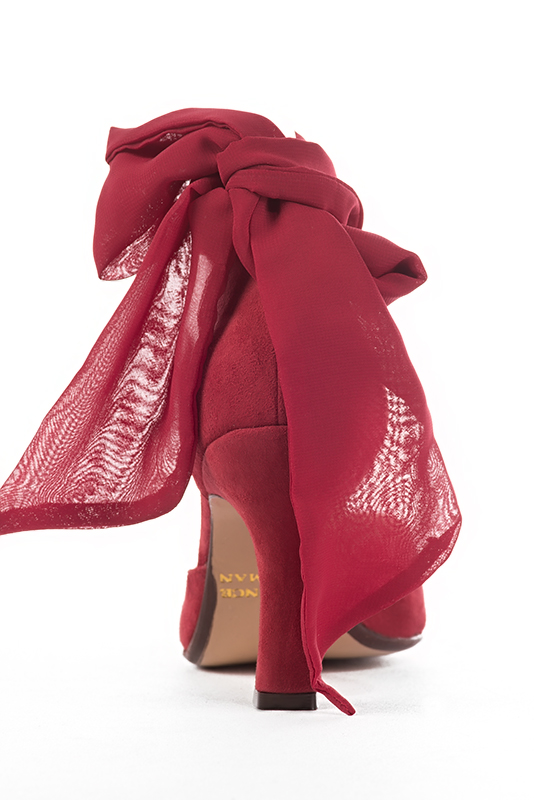 Chaussure femme à brides : Chaussure côtés ouverts foulard cheville couleur rouge carmin. Bout carré. Talon très haut bobine. Vue porté - Florence KOOIJMAN
