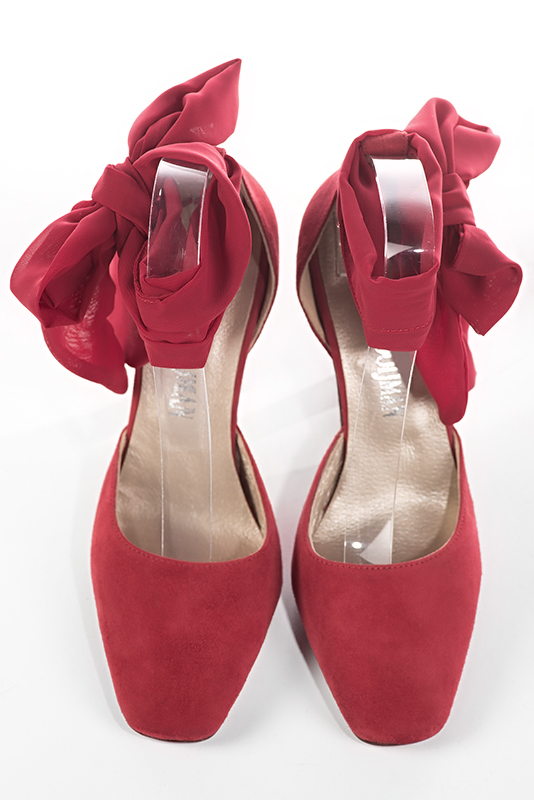 Chaussure femme à brides : Chaussure côtés ouverts foulard cheville couleur rouge carmin. Bout carré. Talon très haut bobine. Vue du dessus - Florence KOOIJMAN
