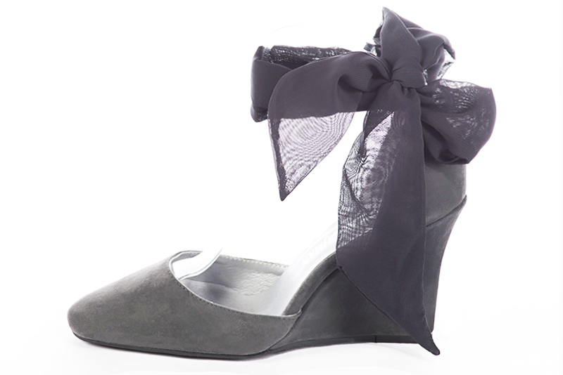 Chaussures habillées, élégantes et raffinées, ouvertes sur les côtés, avec un foulard autour de la cheville, coloris gris tourterelle. Bout rond. Très haut. Talon compensé. Cérémonie, soirée, cocktail, évènementiel. Personnalisation : Choix des cuirs, 
                des couleurs et des talons. Petites et grandes pointures. - Florence KOOIJMAN