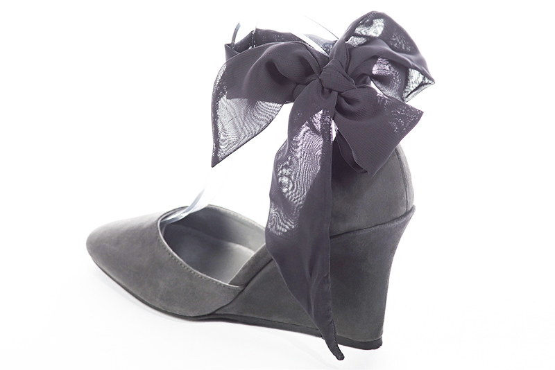 Chaussures habillées, élégantes et raffinées, ouvertes sur les côtés, avec un foulard autour de la cheville, coloris gris tourterelle. Bout rond. Très haut. Talon compensé. Cérémonie, soirée, cocktail, évènementiel. Personnalisation : Choix des cuirs, 
                des couleurs et des talons. Petites et grandes pointures. - Florence KOOIJMAN