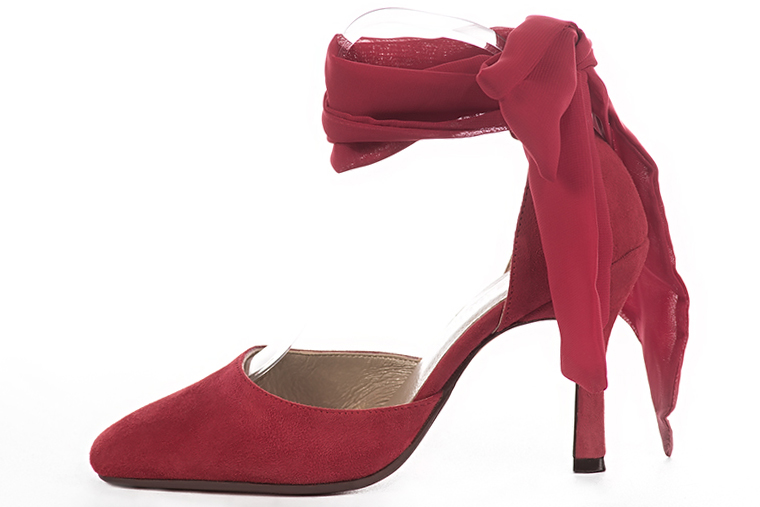 Chaussure femme à brides : Chaussure côtés ouverts foulard cheville couleur rouge carmin. Bout carré. Talon très haut bobine. Vue de profil - Florence KOOIJMAN