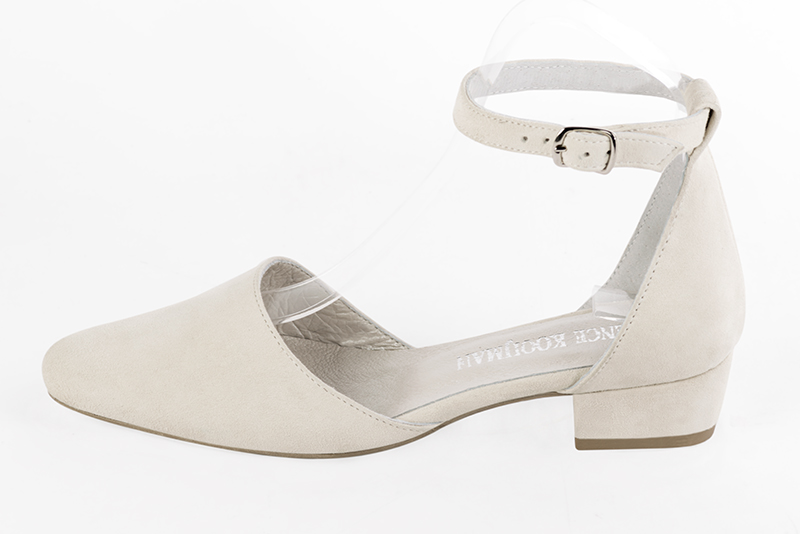 Chaussures habillées, élégantes et raffinées, ouvertes sur les côtés, avec une bride autour de la cheville, coloris blanc cassé. Bout rond. Petit talon bottier. Cérémonie, soirée, cocktail, évènementiel. Personnalisation : Choix des cuirs, 
                des couleurs et des talons. Petites et grandes pointures. - Florence KOOIJMAN