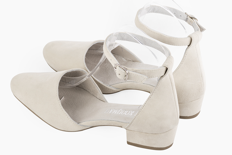 Chaussures habillées, élégantes et raffinées, ouvertes sur les côtés, avec une bride autour de la cheville, coloris blanc cassé. Bout rond. Petit talon bottier. Cérémonie, soirée, cocktail, évènementiel. Personnalisation : Choix des cuirs, 
                des couleurs et des talons. Petites et grandes pointures. - Florence KOOIJMAN