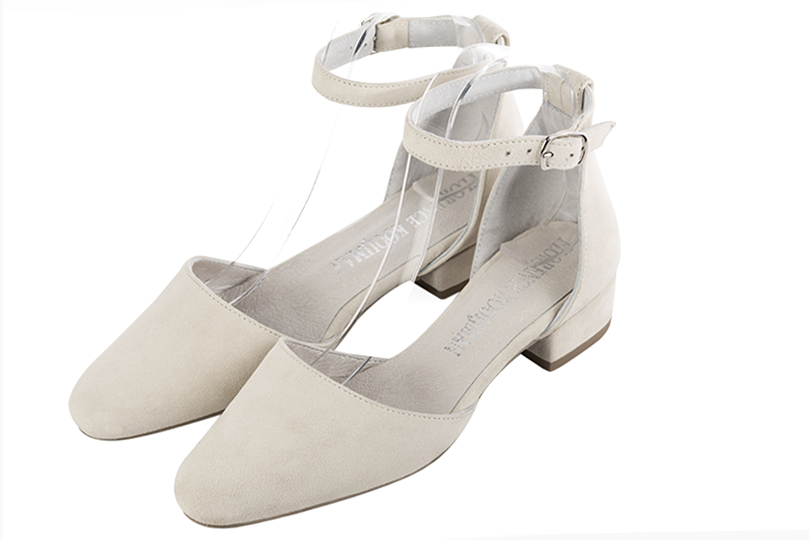 Chaussures habillées, élégantes et raffinées, ouvertes sur les côtés, avec une bride autour de la cheville, coloris blanc cassé. Bout rond. Petit talon bottier. Cérémonie, soirée, cocktail, évènementiel. Personnalisation : Choix des cuirs, 
                des couleurs et des talons. Petites et grandes pointures. - Florence KOOIJMAN