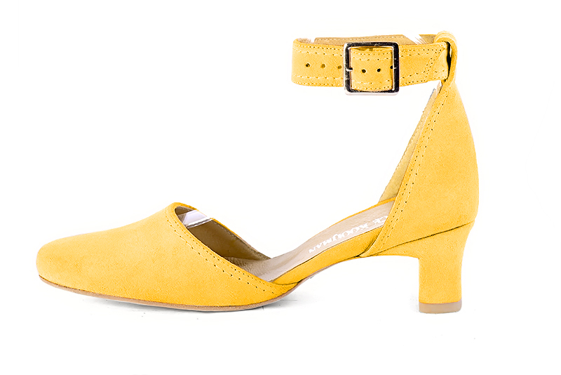 Chaussure femme à brides : Chaussure côtés ouverts bride cheville couleur jaune soleil. Bout rond. Petit talon trotteur. Vue de profil - Florence KOOIJMAN