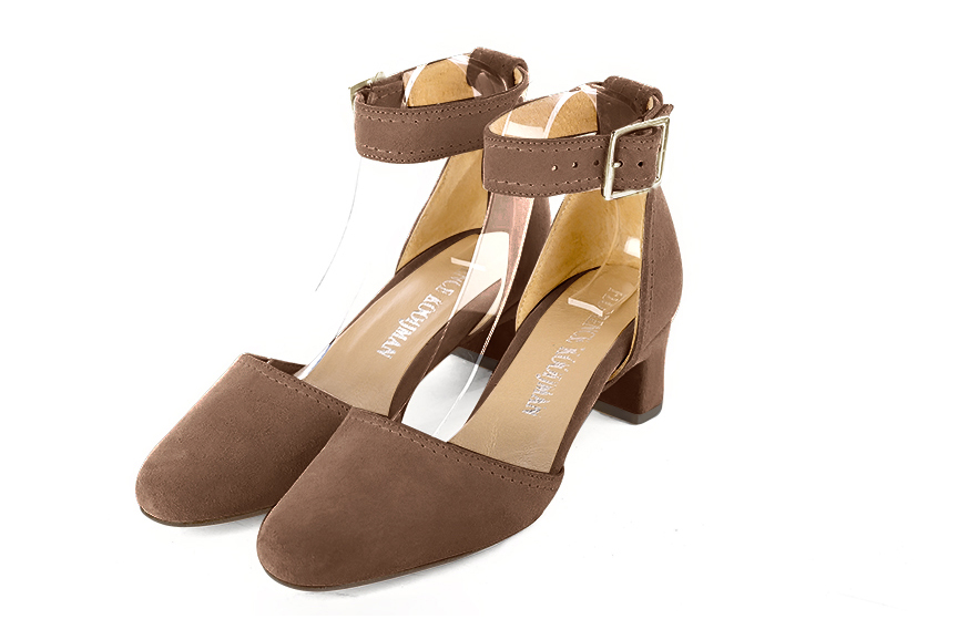 Chaussures bride cheville femme ouvertes sur les côtés marron chocolat. Bout rond. Talon trotteur de 4.5 cm - Vue avant