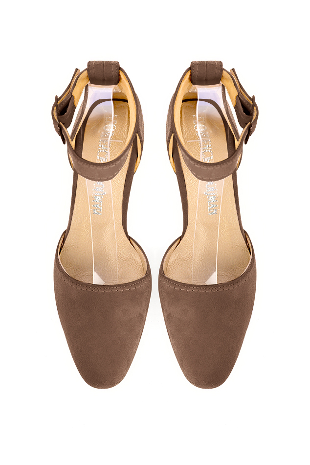 Chaussures bride cheville femme ouvertes sur les côtés marron chocolat. Bout rond. Talon trotteur de 4.5 cm - Vue du dessus