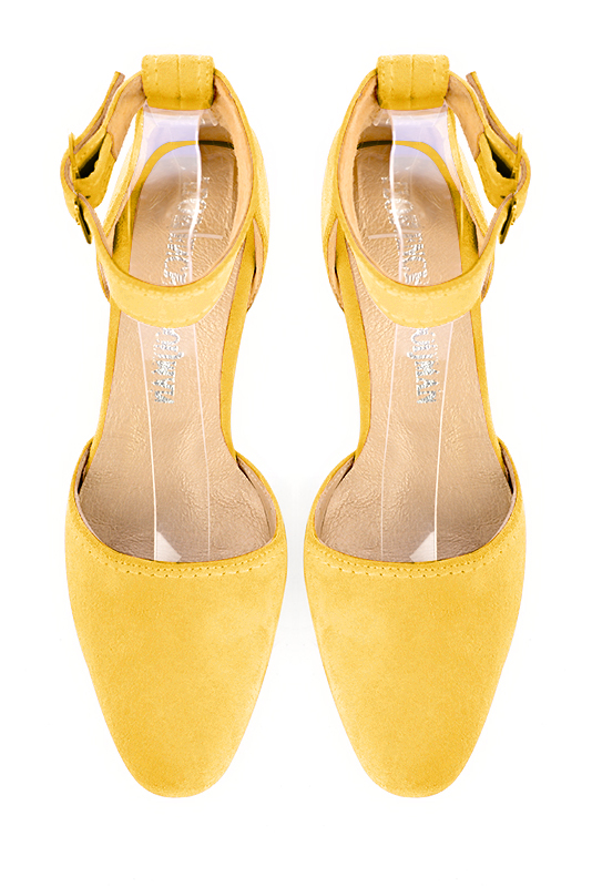 Chaussure femme à brides : Chaussure côtés ouverts bride cheville couleur jaune soleil. Bout rond. Petit talon trotteur. Vue du dessus - Florence KOOIJMAN