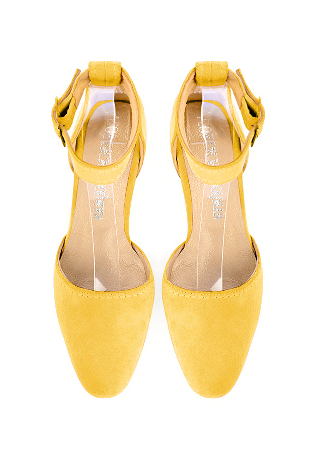 Chaussures bride cheville femme ouvertes sur les côtés jaune. Bout rond. Talon trotteur de 4.5 cm - Vue du dessus