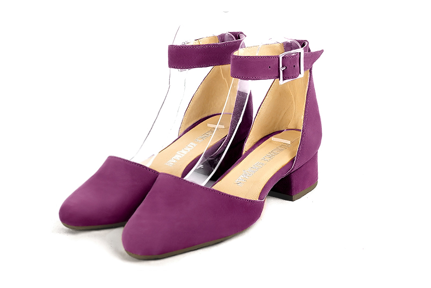 Chaussures bride cheville femme ouvertes sur les côtés violet myrtille. Bout rond. Talon bottier de 3.5 cm - Vue avant
