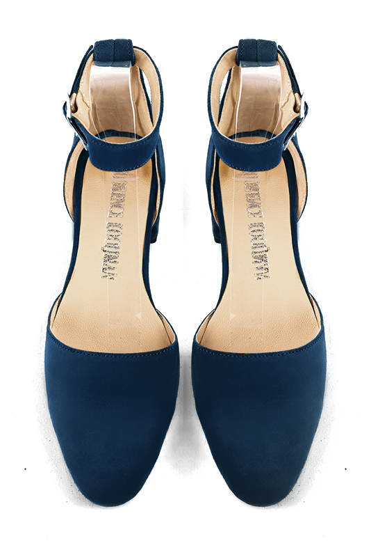 Chaussure femme à brides : Chaussure côtés ouverts bride cheville couleur bleu marine. Bout rond. Petit talon bottier. Vue du dessus - Florence KOOIJMAN
