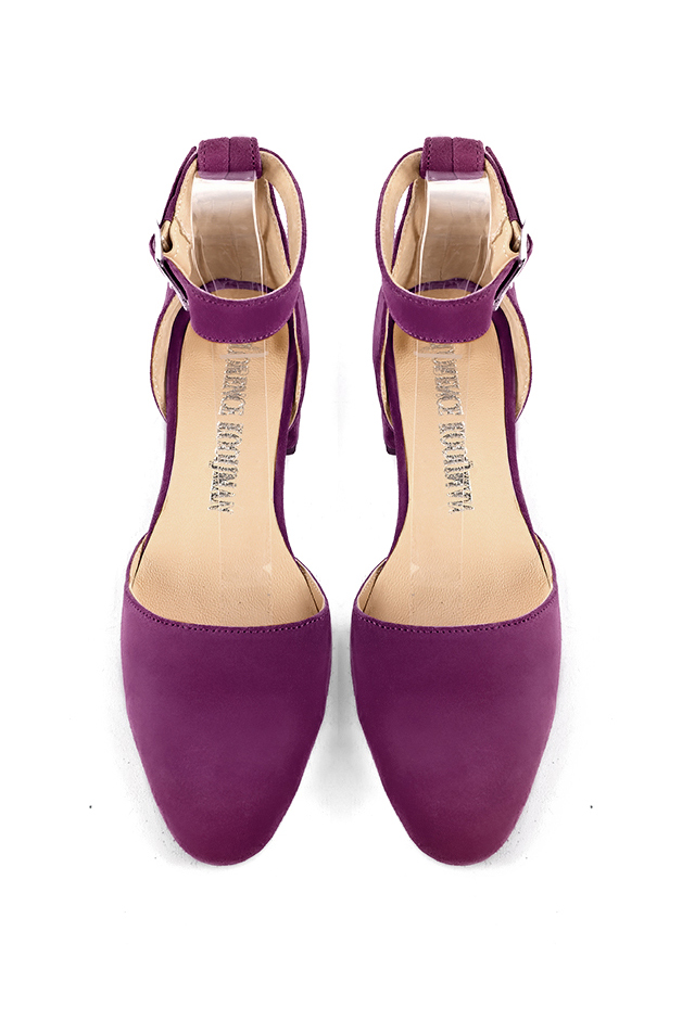 Chaussures bride cheville femme ouvertes sur les côtés violet myrtille. Bout rond. Talon bottier de 3.5 cm - Vue du dessus