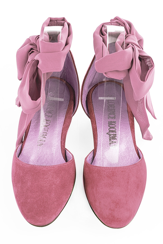 Chaussure femme à brides : Chaussure côtés ouverts bride cheville couleur rose camélia. Bout rond. Petit talon bottier. Vue du dessus - Florence KOOIJMAN