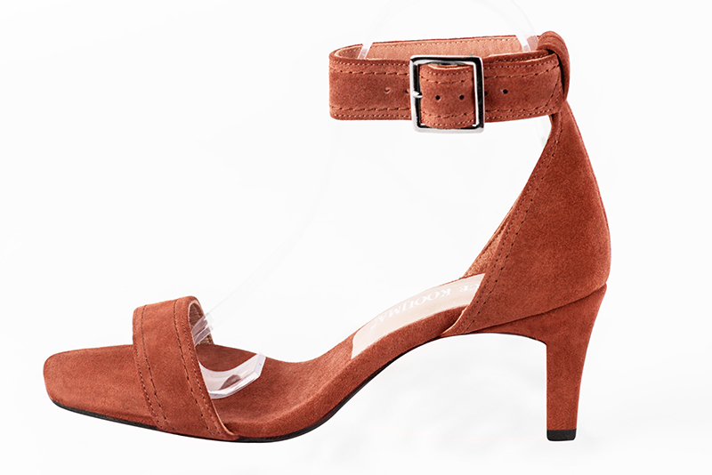 Sandale femme : Sandale soirées et cérémonies couleur orange corail. Bout carré. Talon mi-haut virgule. Vue de profil - Florence KOOIJMAN