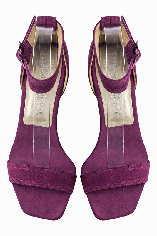 Sandale femme : Sandale soirées et cérémonies couleur violet myrtille. Bout carré. Talon mi-haut virgule. Vue du dessus - Florence KOOIJMAN