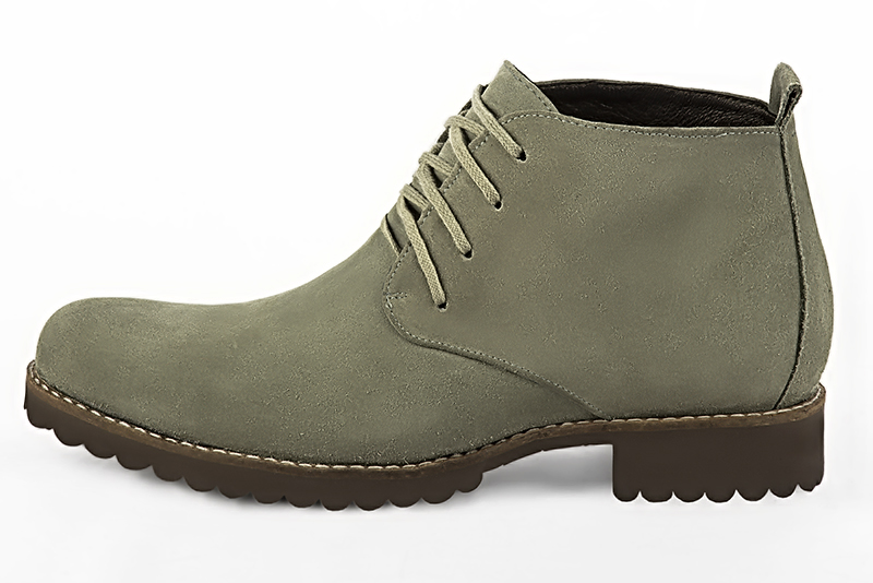 Boots homme : Bottines et boots homme élégantes et raffinées en couleur vert kaki. Bout rond. Semelle gomme talon plat. Vue de profil - Florence KOOIJMAN