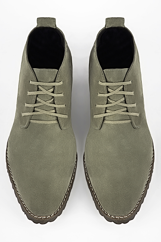 Boots homme : Bottines et boots homme élégantes et raffinées en couleur vert kaki. Bout rond. Semelle gomme talon plat. Vue du dessus - Florence KOOIJMAN