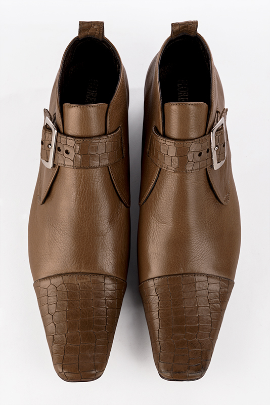 Boots homme : Bottines et boots homme élégantes et raffinées en couleur marron caramel. Bout carré. Semelle cuir talon plat. Vue du dessus - Florence KOOIJMAN