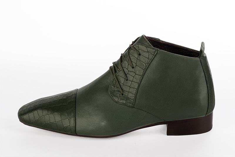 Boots homme : Bottines et boots homme élégantes et raffinées en couleur vert bouteille. Bout carré. Semelle cuir talon plat. Vue de profil - Florence KOOIJMAN