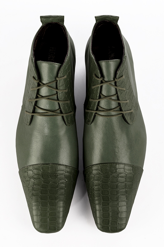 Boots homme : Bottines et boots homme élégantes et raffinées en couleur vert bouteille. Bout carré. Semelle cuir talon plat. Vue du dessus - Florence KOOIJMAN