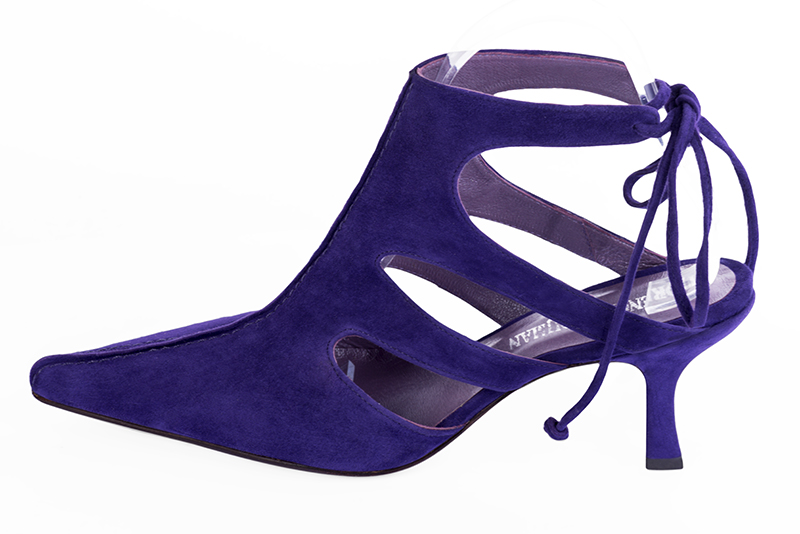 Chaussure femme à brides : Chaussure arrière ouvert avec une bride sur le cou-de-pied couleur violet outremer. Bout pointu. Talon haut bobine. Vue de profil - Florence KOOIJMAN